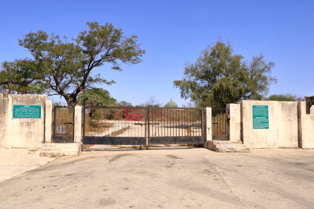 ingresso alla tomba del profeta giobbe nel nord di salalah, dhofar, oman; nabi ayub a.s tomba - giobbe foto e immagini stock