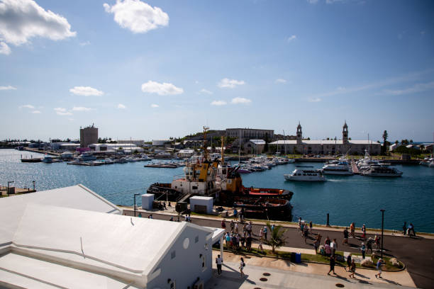 прекрасный вид на круизный порт бермудских островов - royal naval dockyard стоковые фото и изображения
