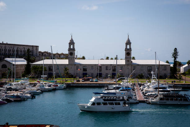 прекрасный вид на круизный порт бермудских островов - royal naval dockyard стоковые фото и изображения