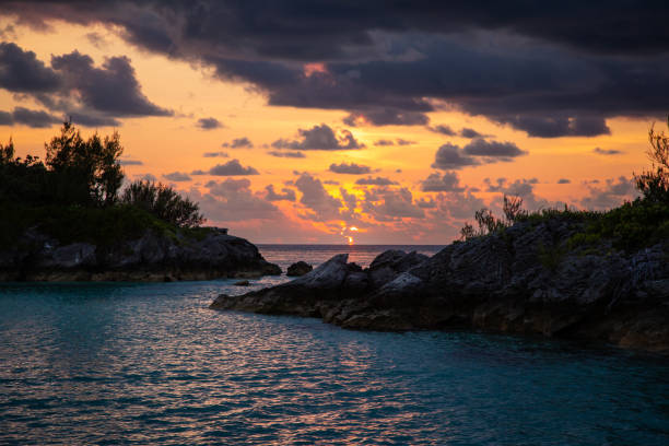 hermosa puesta de sol y vistas desde nuestro paseo en barco para ver el hundido hms vixen en las bermudas - triángulo de las bermudas fotografías e imágenes de stock