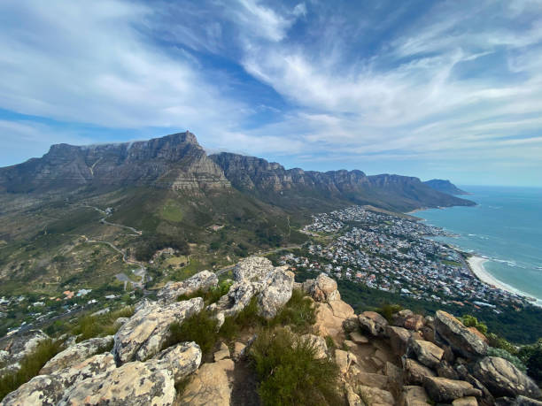 view of the cityspace and coast from the edge of lions head peak - hiking coastline waters edge sunny imagens e fotografias de stock