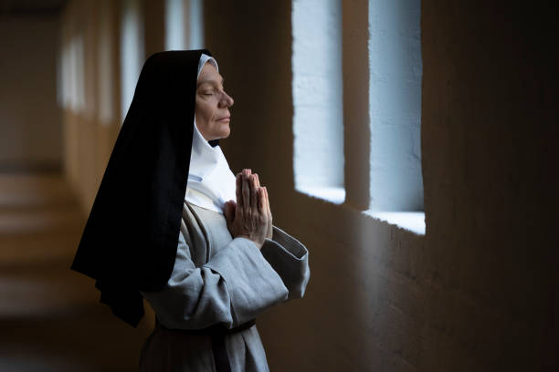 nonne au monastère - nun catholicism praying women photos et images de collection