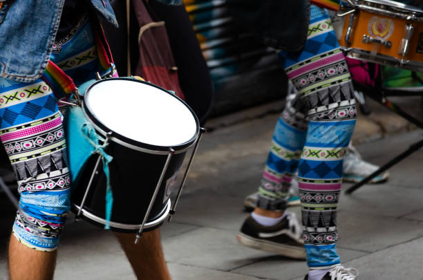 street band suona la batteria in uno spettacolo per le strade di gracia a barcellona. banda di carnevale. - samba dancing dancing drum drumstick foto e immagini stock