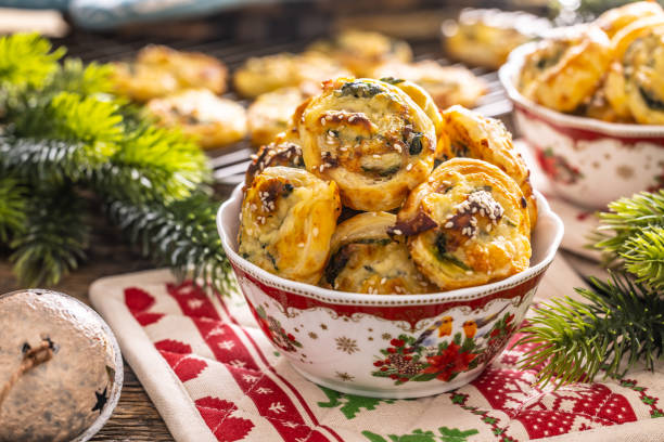 クリスマスのおいしいペストリー、典型的なクリスマス料理のミニピザケーキ、お祝いの装飾。 - christmas lunch mediterranean cuisine color image ストックフォトと画像