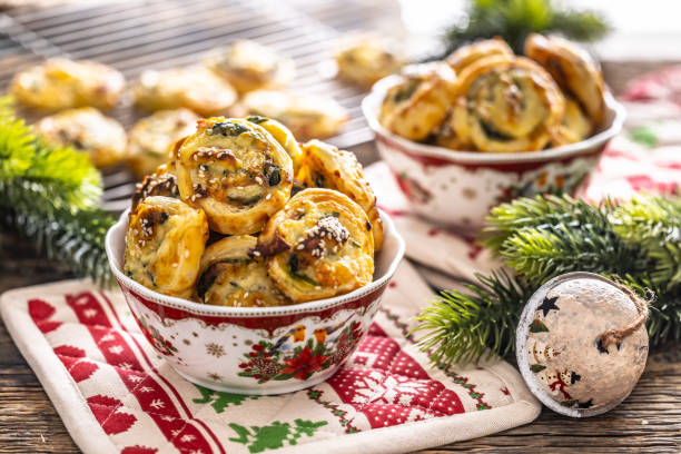 クリスマスのおいしいペストリー、典型的なクリスマス料理のミニピザケーキ、お祝いの装飾。 - christmas lunch mediterranean cuisine color image ストックフォトと画像