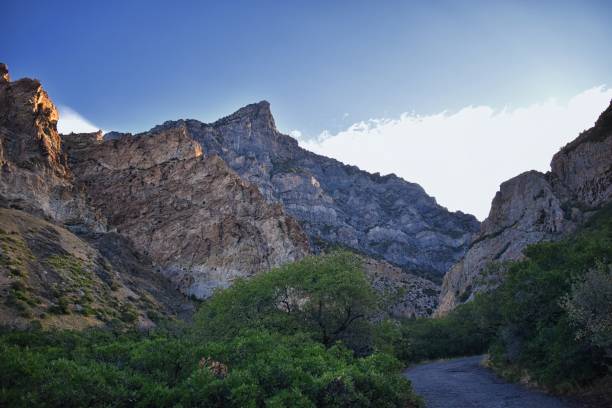 kyhv peak ehemals squaw peak, blick vom wanderweg, wasatch rocky mountains, provo, utah. usa. - squaw peak stock-fotos und bilder