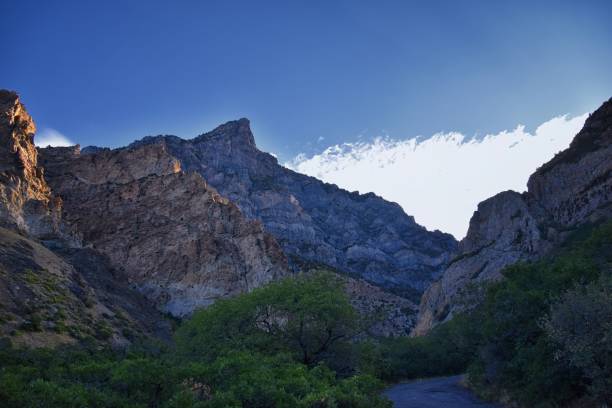 kyhv peak ehemals squaw peak, blick vom wanderweg, wasatch rocky mountains, provo, utah. usa. - squaw peak stock-fotos und bilder