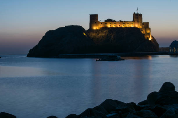 al jalali fortess na cidade velha de muttrah, omã. - jalali - fotografias e filmes do acervo