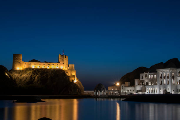 オマーンの旧市街ムトラにあるアルジャラリの要塞。 - oman greater masqat fort tourism ストックフォトと画像