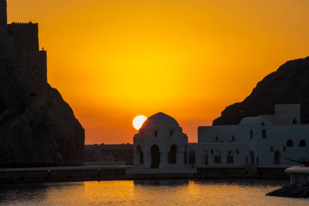 al jalali fortess na cidade velha de muttrah, omã. - jalali - fotografias e filmes do acervo