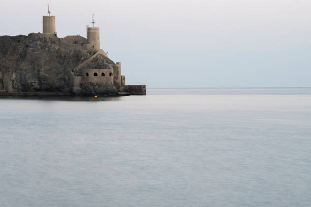 al jalali fortess na cidade velha de muttrah, omã. - jalali - fotografias e filmes do acervo