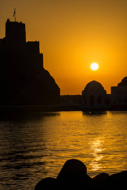 al jalali fortess na cidade velha de muttrah, omã. - jalali - fotografias e filmes do acervo