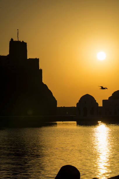 al jalali fortess na cidade velha de muttrah, omã. - jalali - fotografias e filmes do acervo