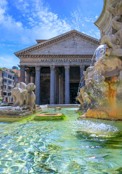 el panteón de roma, italia: vista del exterior con el pórtico con columnas. - ancient rome rome fountain pantheon rome fotografías e imágenes de stock