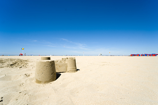 Un chateau de sable rudimentaire
