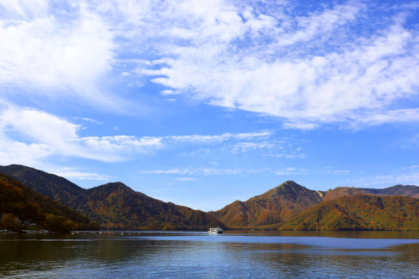 beaux paysages japonais lac nikko chuzenji pendant la saison du feuillage d’automne - nikko asia japan natural landmark photos et images de collection