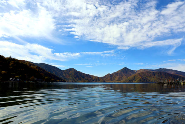 beaux paysages japonais lac nikko chuzenji pendant la saison du feuillage d’automne - nikko asia japan natural landmark photos et images de collection