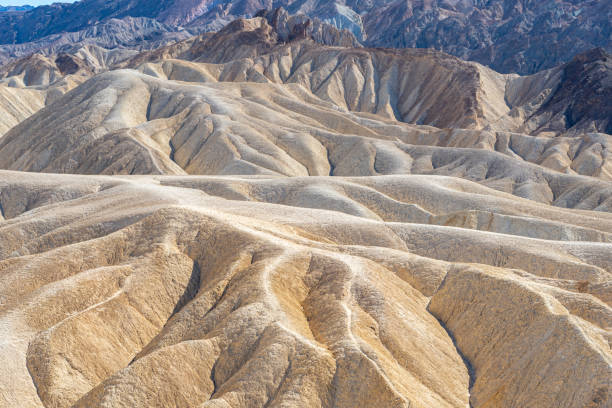 le célèbre zabriskie point lors d’un lever de soleil vibrant dans le parc national de la vallée de la mort du désert de mojave californie états-unis - point de pression photos et images de collection