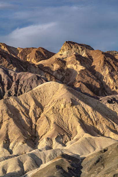 słynny kanion twenty team podczas tętniącego życiem wschodu słońca w parku narodowym doliny śmierci na pustyni mojave, kalifornia, usa - awe death valley desert sandstone sunrise zdjęcia i obrazy z banku zdjęć