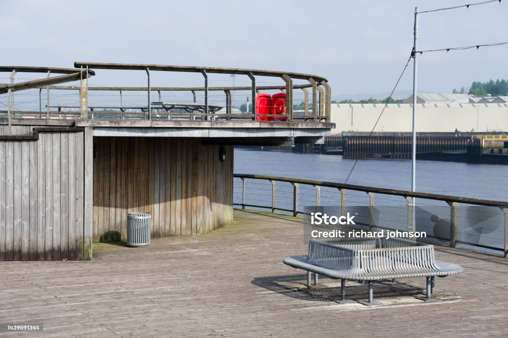 Lonely empty bench at the River Clyde in Govan for mindfulness and meditation Lonely empty bench at the River Clyde in Govan for mindfulness and meditation UK Beach Stock Photo