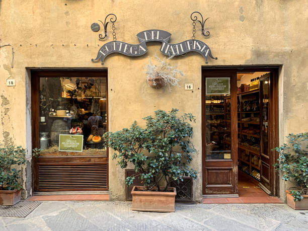 fachada de la tienda de delicatessen bottega del naturista en pienza, toscana, italia. tienda de quesos y delicatessen. - val dorcia fotografías e imágenes de stock