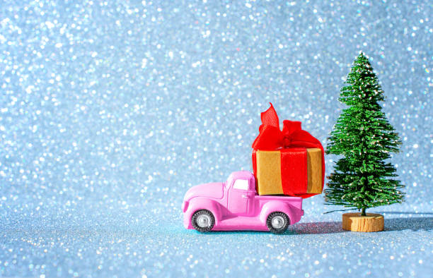 caminhonete farmhouse e uma árvore de natal - pick up truck truck toy figurine - fotografias e filmes do acervo