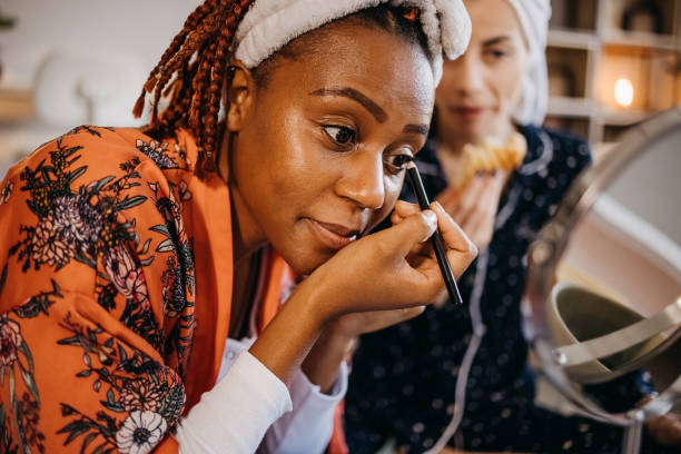 istock Women do their makeup in the morning 1439608823