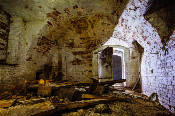 verlassener leerer alter dunkler unterirdischer gewölbekeller - church indoors inside of monastery stock-fotos und bilder