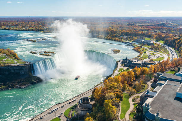 surplombant les chutes niagara horseshoe falls par une journée ensoleillée en saison du feuillage d’automne. ville de niagara falls - falling water photos et images de collection