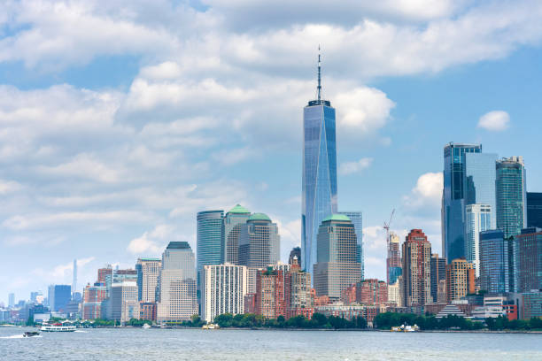 una vista increíble de la ciudad de nueva york desde el agua. - lower manhattan fotografías e imágenes de stock