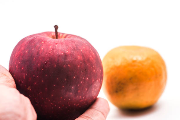 naranja y manzana  - comparison apple orange isolated fotografías e imágenes de stock