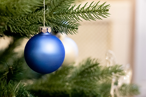 Decoración navideña. bola azul está colgando de las ramas de pino guirnalda del árbol de Navidad. home decoration.copy espacio photo