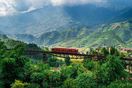 Hermoso paisaje con vista a la montaña en el tren mientras va a la montaña Fansipan en la ciudad de Sapa, Vietnam photo