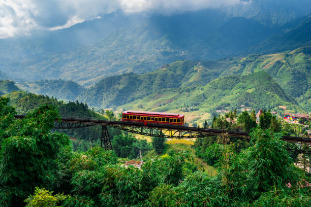 bellissimo paesaggio con vista sulle montagne sul treno mentre si va alla montagna di fansipan nella città di sapa, vietnam - sa pa foto e immagini stock