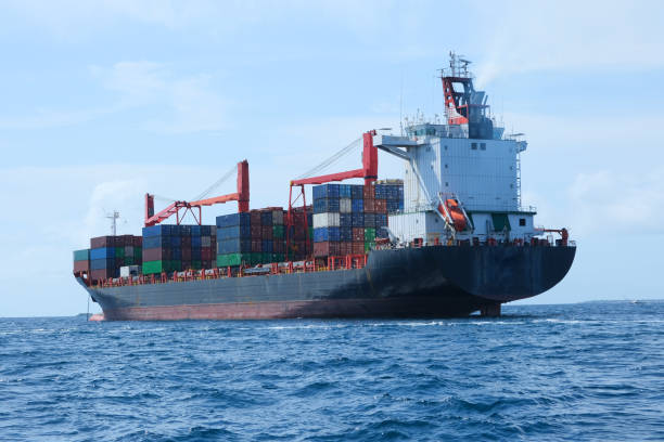 un gran barco que transporta las existencias y mercancías en el mar de malé, maldivas. - harborage fotografías e imágenes de stock