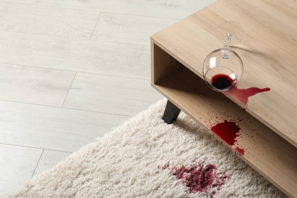 vetro rovesciato e vino rosso versato sul tappeto bianco all'interno, spazio per il testo - chores wood wet indoors foto e immagini stock