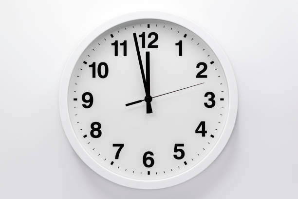 prosty analogowy zegar ścienny na białym tle. - o clock zdjęcia i obrazy z banku zdjęć