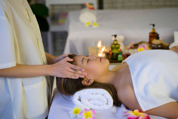 顧客と従業員はスパとリゾートにいます。 - massaging spa treatment stone massage therapist ストックフォトと画像