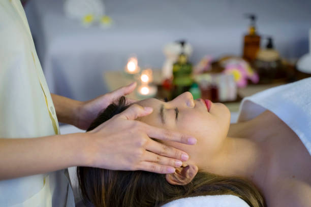 klient i pracownik są w spa i ośrodku. - massage therapist lastone therapy massaging spa treatment zdjęcia i obrazy z banku zdjęć