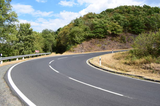 mountain road im sommer - hunsrück stock-fotos und bilder