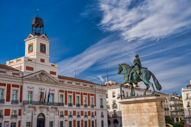 madrid, spagna - 29 ottobre 2022: edifici e statua della puerta del sol in una giornata di sole - puerto de sol foto e immagini stock