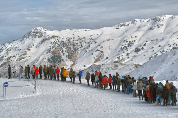 vista panorâmica da estação de esqui de davraz, türkiye. - ethereal - fotografias e filmes do acervo
