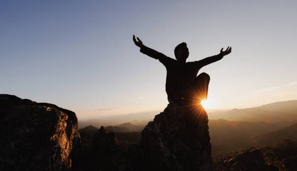 silueta de manos humanas abiertas palma hacia arriba adoración. terapia eucarística bendice a dios ayudando a arrepentirse católica pascua cuaresma mente orar. antecedentes del concepto de religión cristiana. lucha y victoria para dios. - god freedom arms raised high angle view fotografías e imágenes de stock