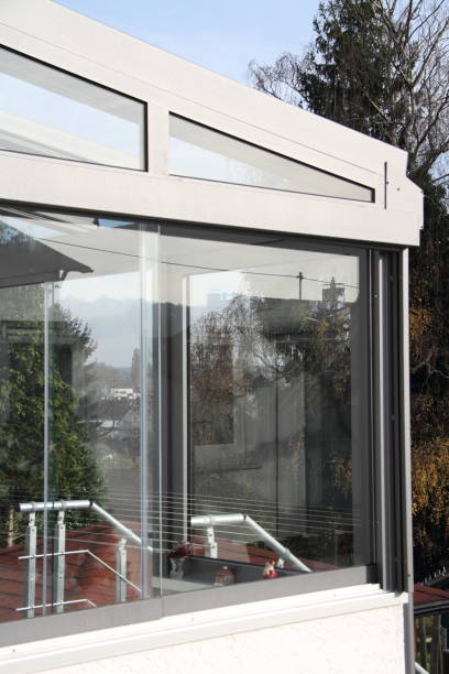ein moderner neuer wintergarten - aluminum glass house window stock-fotos und bilder