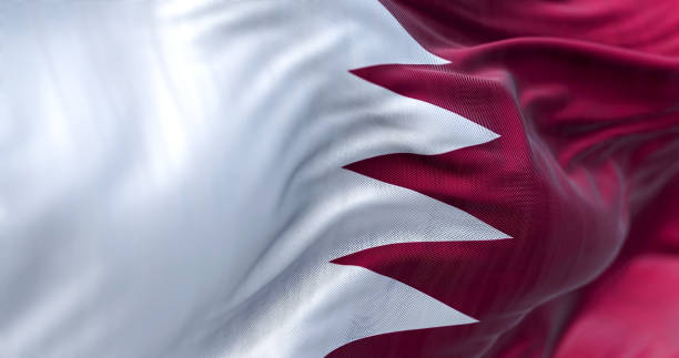카타르 국기를 흔드는 클로즈업 뷰 - qatari flag 뉴스 사진 이미지