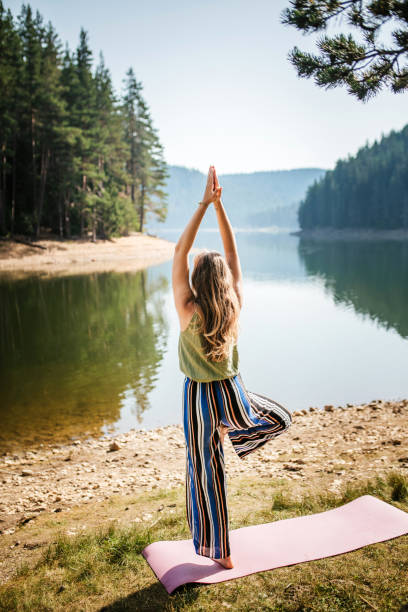 瞑想は内面のバランスの鍵 - yoga outdoors hippie people ストックフォトと画像