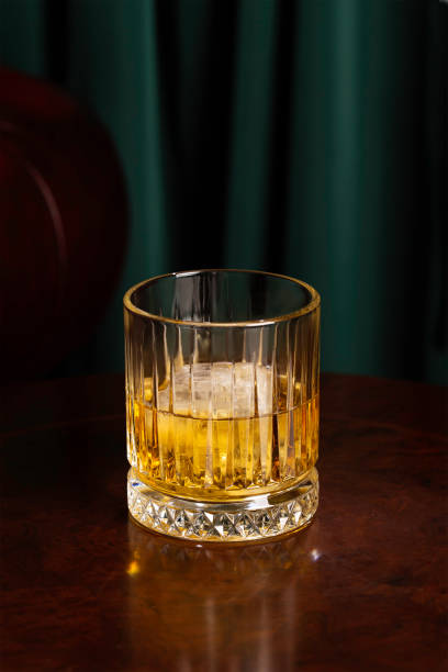 gelas kristal dengan wiski di lobi hotel - wiski foto potret stok, foto, & gambar bebas royalti
