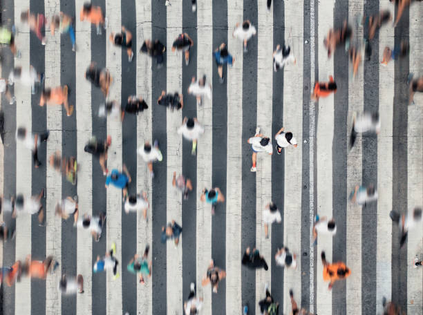 widok z lotu ptaka w mieście maraton biegaczy - marathon aerial view crowd running zdjęcia i obrazy z banku zdjęć