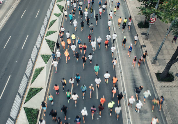 widok z lotu ptaka w mieście maraton biegaczy - marathon aerial view crowd running zdjęcia i obrazy z banku zdjęć