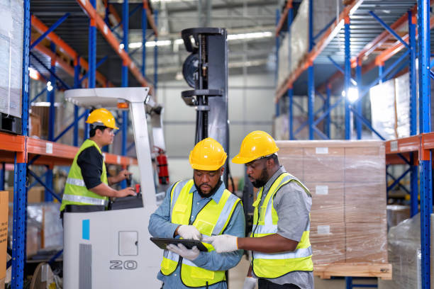 afroamericanos que trabajan en almacén sostienen luz roja dar señal a camión cargando caja de cartón - african descent factory accuracy analyzing fotografías e imágenes de stock